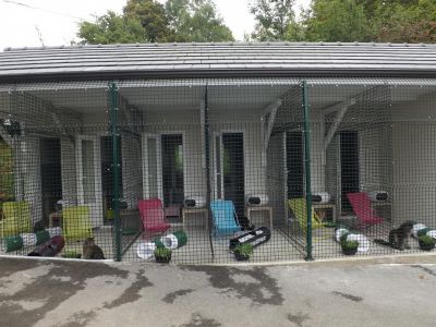 la terrasse est entièrement protégée  de la pluie, du soleil, par avancée de toit